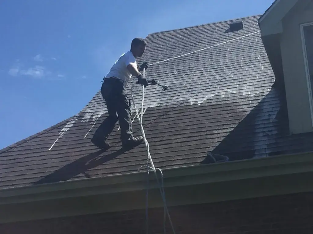 Application du scellant sur la toiture